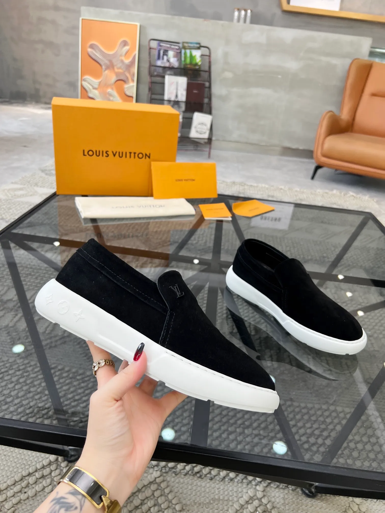 Factory price: 520💰 LV🔍Top purchasing agent🇮🇹 Road The most popular sneakers are available at the same time in the super popular sports shoe counters. The uppers are made of Italian original imported cowhide fabric. The classic and generous layout is a must-have for fashionistas. The complex craftsmanship is perfectly reproduced. The imported soft water-dyed cowhide lining is padded. The soles are: original soles specially provided by the factory. The exclusive foamed molded soles are super comfortable. The original factory follows the order. 🔍🔍High quality. You can go in and out of the counter at will. Welcome to compare. Size 39-45 (38 can be ordered)